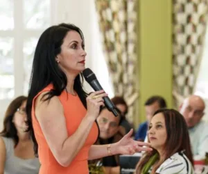 Karen Montalva, conferencista para eventos corporativos sobre Neurociencia Aplicada