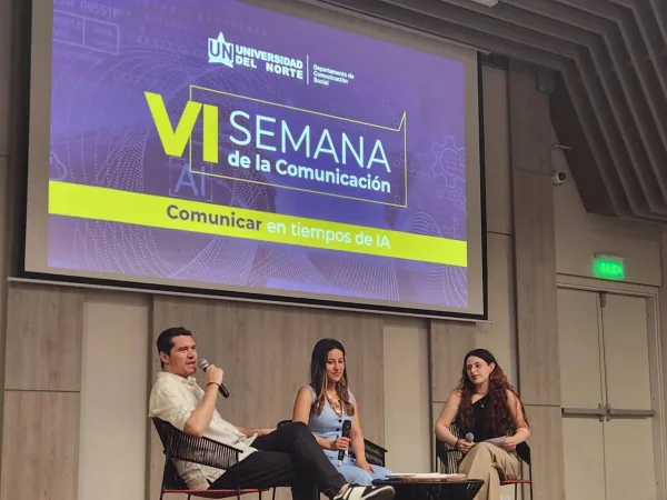 Paula Andrea Pinzón participando en un panel sobre comunicación e inteligencia artificial.