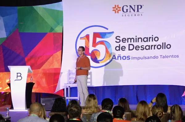 Rodrigo del Val en conferencia con audiencia corporativa de GNP.