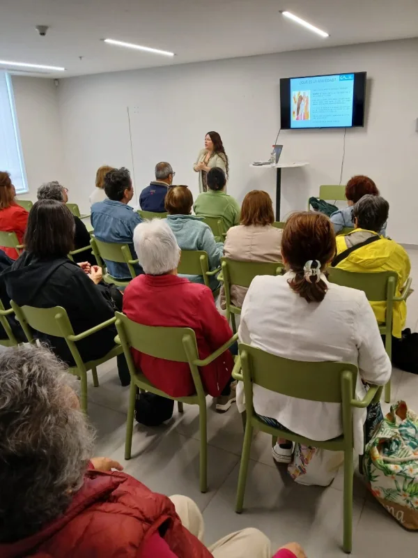 Stephany Palominos en actividad de formación para Caja Los Andes.