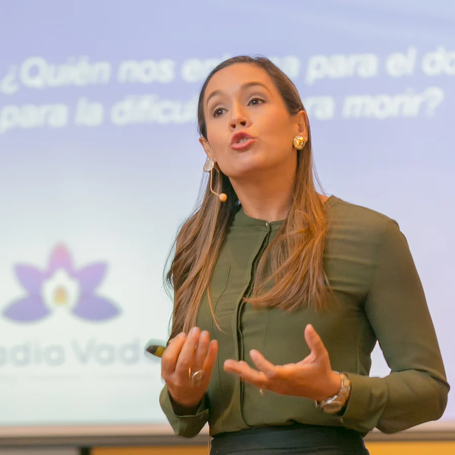 Nadia Vado — Conferencista de Bienestar Laboral Bienestar Emocional