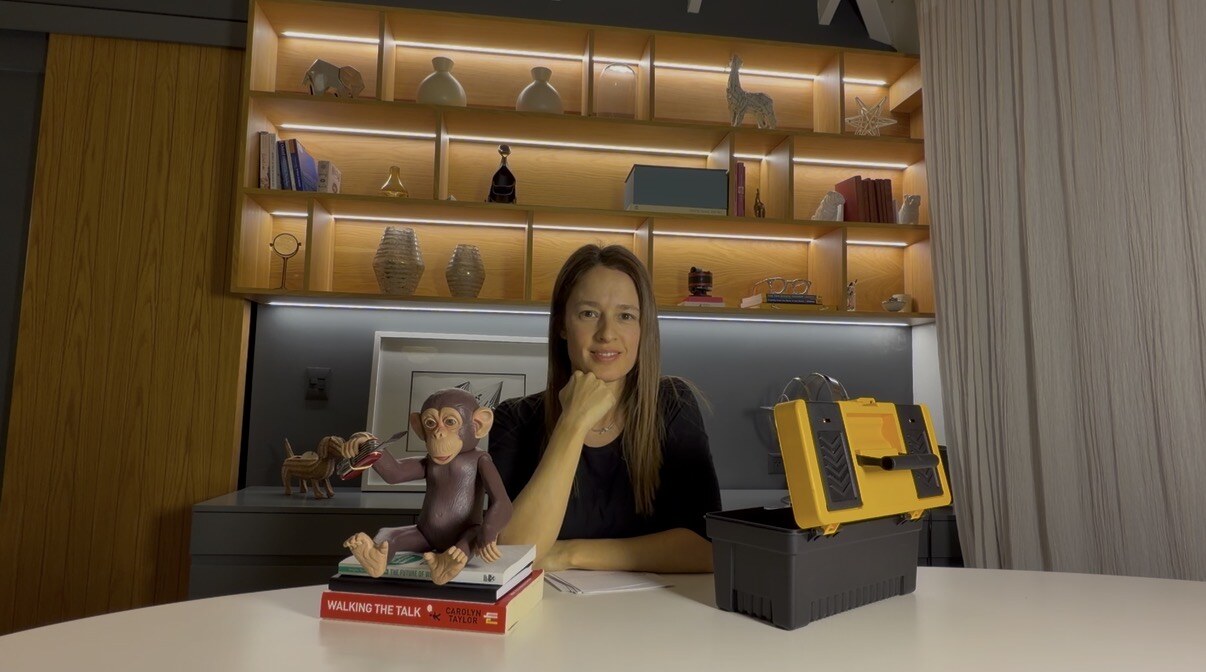 Rafaela Belén Acosta presentando los objetos de la metodología CRANEAR