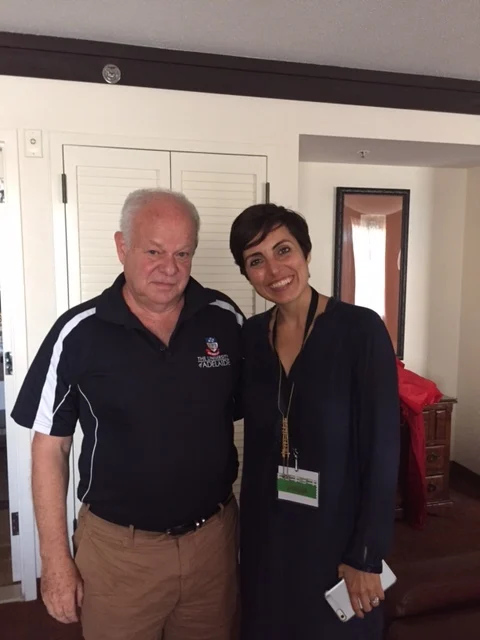 Silvia García junto a una experta durante un encuentro profesional.
