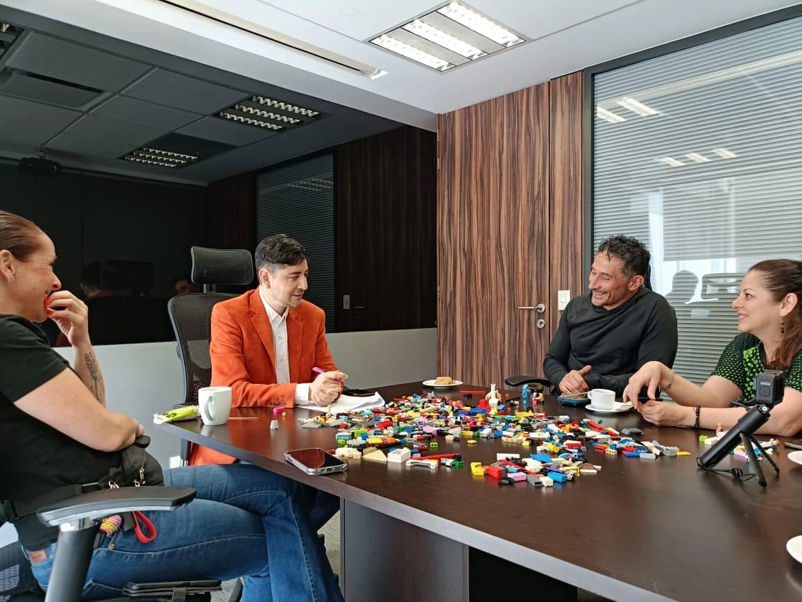 Javier Cornejo Díaz González facilitando una sesión de trabajo colaborativo