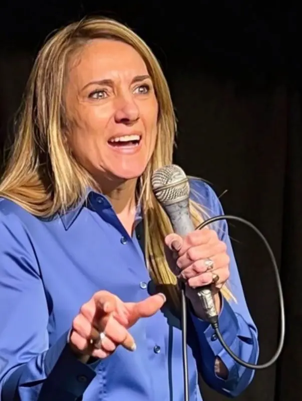 Karina Lopuzzo hablando con micrófono.