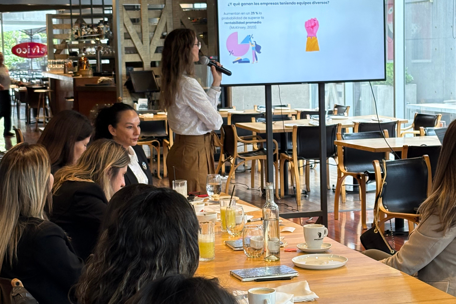 Carolina Pinto Grez presentando diversidad en equipos.