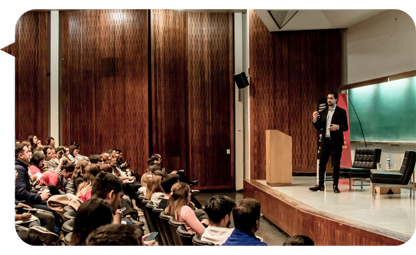 Carlos González presentando una conferencia sobre gestión estratégica de recursos humanos.