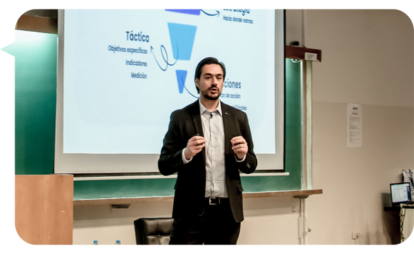 Carlos González explicando tácticas y acciones durante una conferencia.