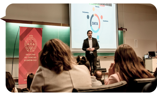 Carlos González ofreciendo una conferencia sobre el uso de datos en la gestión empresarial en la Facultad de Ciencias Económicas.