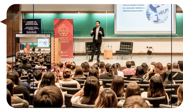 Carlos González dando una conferencia ante un auditorio lleno de estudiantes y profesionales en la Facultad de Ciencias Económicas.