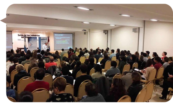 Cristian Martín Maqui dando una conferencia a una sala llena de asistentes interesados en temas de Recursos Humanos.