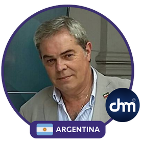 Fotografía de Cristian Martín Maqui, conferencista y consultor en Recursos Humanos, con un marco circular y una bandera de Argentina.