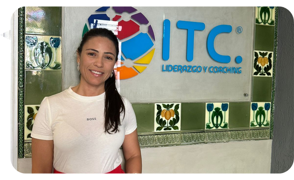 Fabiana Matos frente al logo de ITC, instituto de liderazgo y coaching.