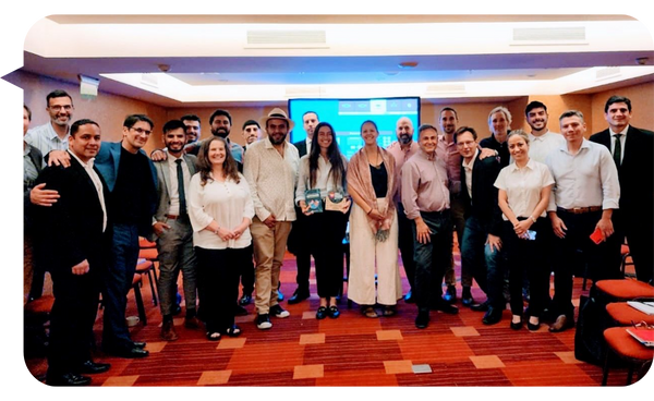 Gaspar Contreras junto a un grupo de profesionales en un evento sobre bienestar y desarrollo organizacional.