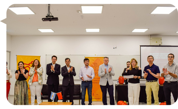 Javier Alejandro Pierre en un evento académico junto a expertos y autoridades, celebrando una alianza educativa.