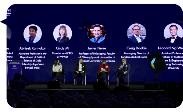 Javier Alejandro Pierre en un panel de discusión junto a otros expertos en un evento internacional.